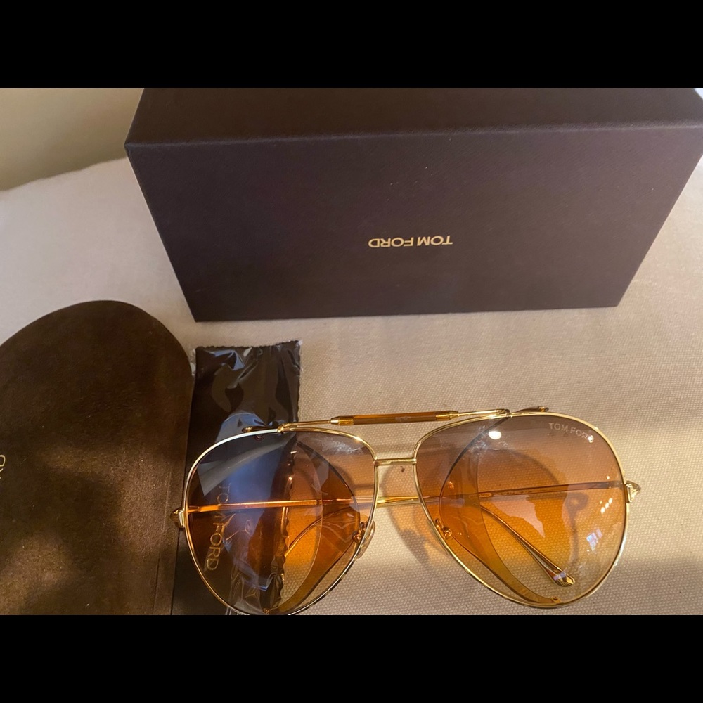 A gold Tom Ford sunglasses. No scratches. Like new.